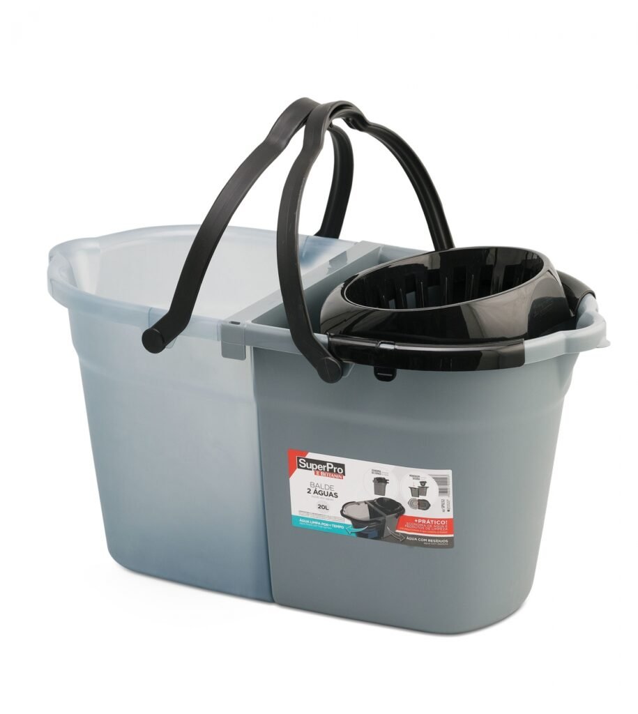 SuperPro Portugal | SuperPro Portugal SuperPro Portugal BALDE PLASTICO 2 AGUAS C ESPREMEDOR BALDE PLASTICO 2 AGUAS C ESPREMEDOR BALDE PLÁSTICO 2 AGUAS C ESPREMEDOR Balde duplo com capacidade total de 20L. Alça anatômica para transporte. Acompanha escorredor plástico. Ideal para utilização com mini mops, mops úmidos e mops profissionais da linha Superpro. FICHA TÉCNICA EAN 7908057000093 DUN 17908057000090 COMPOSIÇÃO Polipropileno PESO BRUTO PEÇA 1,400 Kg PESO LIQUIDO PEÇA 1.260Kg DIMENSÕES DO PRODUTO LADO MACHO 288x275x275mm / LADO FÊMEA: 270x275x275mm ESPECIFICAÇÕES TÉCNICAS Capacidade do balde de 20L. Balde desmontável. Um dos baldes é fosco para visualização do nível de água. QUANTIDADE 4 CUBAGEM 24890,625 DIMENSÕES DA CAIXA 625 X 295 X 540 INDICAÇÃO DE USO Balde duas Águas compatÍvel com mops profissionais. VALIDADE Indeterminada EMBALAGEM POR PALLET ( LASTRO X ALTURA) 6 X 3 NCM 3924.90.00 PESO LIQUIDO EMBALAGEM 1.260Kg5,040 PESO LIQUIDO EMBALAGEM 5,040Kg PESO BRUTO EMBALAGEM 5,600Kg | 132 Balde plástico duplo de duas águas com espremedor, 20 litros, SuperPro Bettanin, referência SP9232