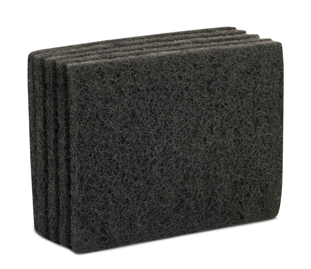 SuperPro Portugal | SuperPro Portugal SuperPro Portugal FIBRA ULTRA PESADA FIBRA ULTRA PESADA FIBRA ULTRA PESADA Indicado para limpeza altamente aderida, como incrustrações de gordura e carbonizada, oxidação, remoção de acabamentos e materiais grosseiros. Produto abrasivo. EAN 7908057000390 Dun 17908057000397 Material Nylon, resina e abrasivo Bruto 2.700 g Liquido 2.565 g Dimensões produto 260mm X 102mm Especificações técnicas Gramatura de 950 - 1.030 g/m2 Quantidade por embalagem 100 Cubagem 0,04074375 Dimensões da embalagem 375 x 265 x 410 Aplicação Indicada para limpeza pesada de superficies Paletização 11 x 4 Validade Indeterminada | 99 Fibra ultra pesada SuperPro Bettanin em nylon com abrasivo, referência SP9527